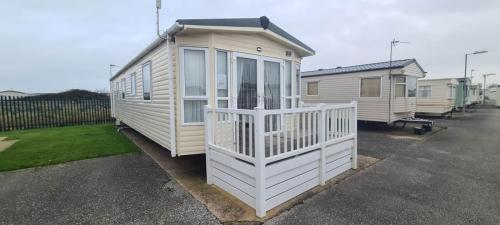 a row of mobile homes parked in a parking lot at Towyn Happy Days S7 in Rowen