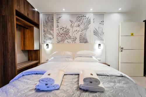 een slaapkamer met een groot bed waarop twee handdoeken liggen bij Laurea Rooms in Split