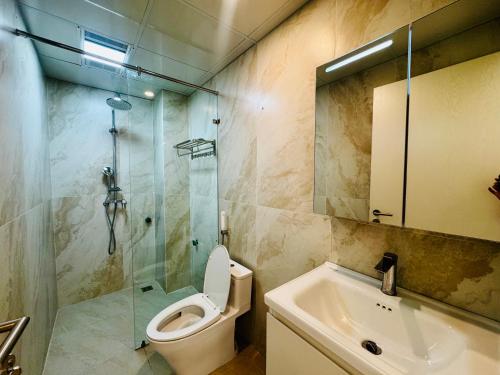 a bathroom with a toilet and a shower and a sink at Mây Home Hoa Lư in Phúc Trì