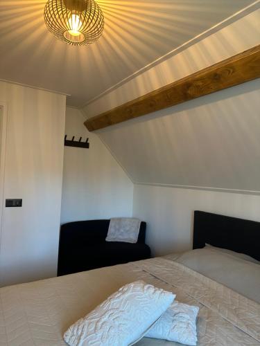 a bedroom with a bed and a ceiling at Op t hiem in Nes