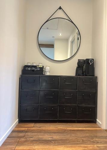 a mirror on top of a dresser in a room at Op t hiem in Nes