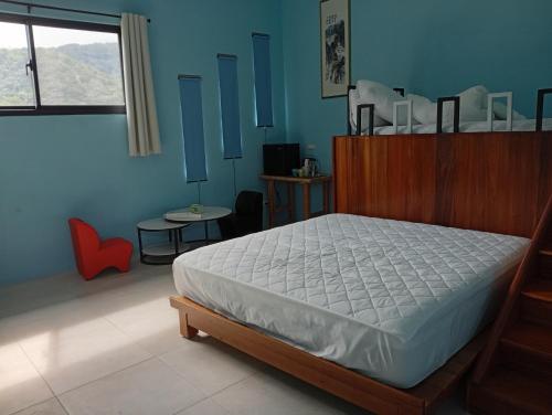 a bedroom with a bed in a room with blue walls at 宜蘭縣三星鄉遇雨魚民宿2932 in Gongzhao