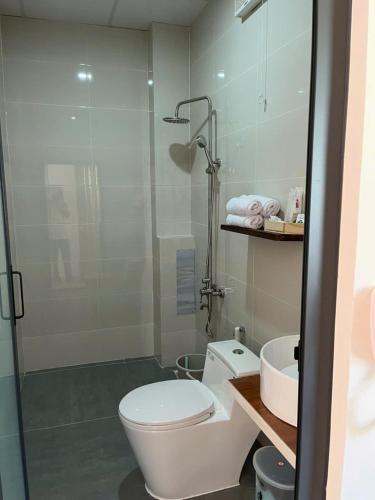 a bathroom with a toilet and a sink at Sola Hòn Sơn in Lai Sơn