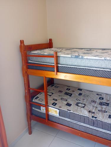 two bunk beds in a small room at imovel 2 e 3 in Guaratuba