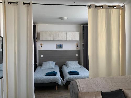 a living room with two beds and a couch at Charmant appartement cosy in Rochefort