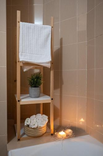 a shelf in a bathroom with a towel and a plant at Il trullo di Memarì in La Correggia