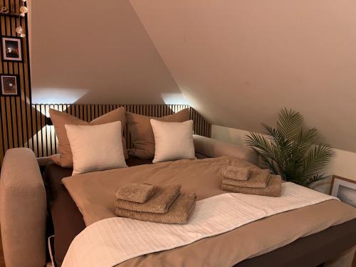 a bedroom with a bed with towels on it at Palazzo Moni - Modernes Studio in der Nähe der Therme mit Balkon & Parkplatz in Bad Soden-Salmünster