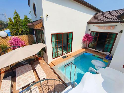 a swimming pool in the backyard of a house at Konijiwa Bangsaen Private Pool Karaoke BBQ in Ban Muang (1)