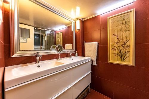 Modern 2BR Apt with View 2 King Beds & 1Gbps Fiber Internet