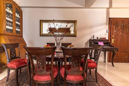 Modern 2BR Apt with View 2 King Beds & 1Gbps Fiber Internet