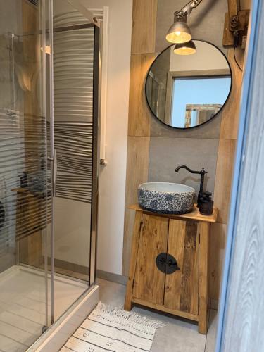ein Badezimmer mit Waschbecken und Spiegel in der Unterkunft AP Apartment's Widok na Góry in Wałbrzych
