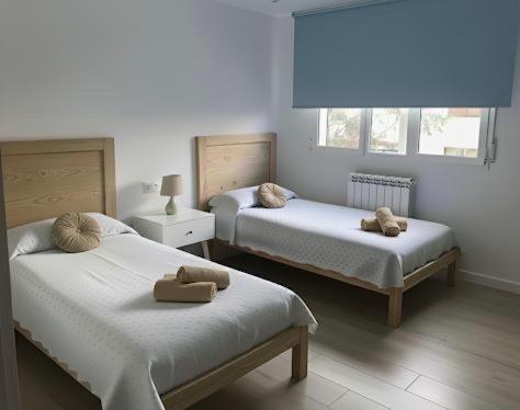 a bedroom with two beds and a window at Villa huetor Cerca de sierra Nevada in Huétor Vega