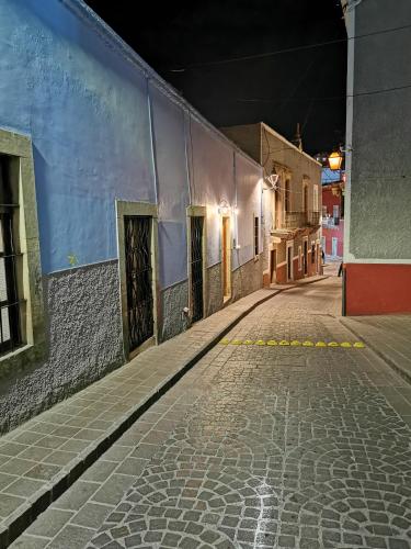 an empty street in an alley at night at H casa pósitos in Guanajuato