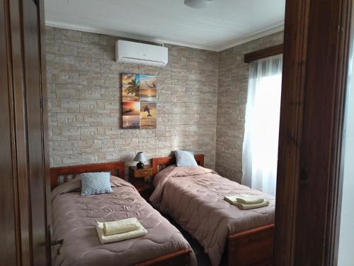 a room with two beds in a room with a window at Casa Dos Mosteiros in Mosteiros