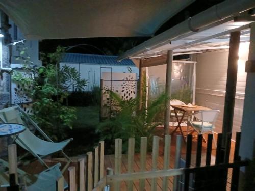 En terrasse eller udendørsområde på Tikaban