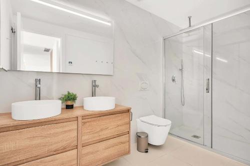 a bathroom with two sinks and a shower at Luxury Apartment Higueron in Fuengirola