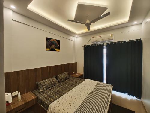 Llit o llits en una habitació de Aura Stays 2bhk