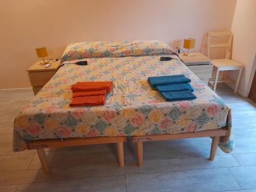 a bed with towels on it in a bedroom at Olystic bed and breakfast in Seriate