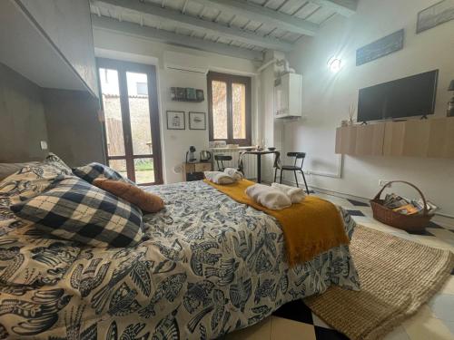a bedroom with a bed and a tv on the wall at Garden Prina-250mt Clinica Zucchi-Monza in Monza