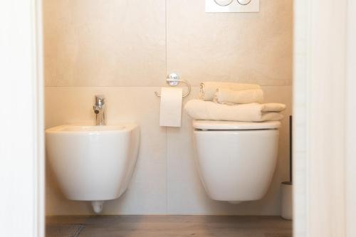 a bathroom with a toilet and a sink at Cernobbio Apartment in Cernobbio