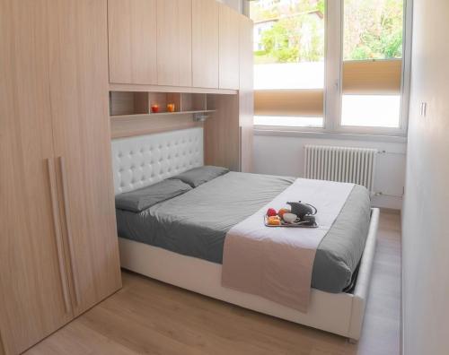 a small bedroom with a bed and a window at Cernobbio Apartment in Cernobbio