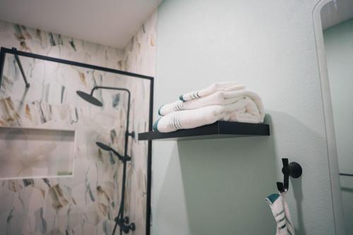 a pile of towels on a shelf in a bathroom at Chiquitos Apartments in Savaneta