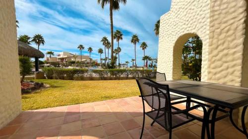 a black table and chairs sitting on a patio at Cozy Ground Level Condo near Pool Pinacate 112 in Puerto Peñasco