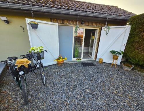 a bike parked in front of a house at Haillodge-gîte nature in Ohey