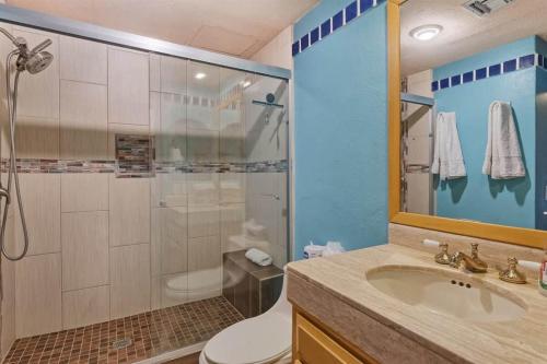 a bathroom with a shower and a sink and a toilet at Charming Cozy Condo Great View Pinacate 404 in Puerto Peñasco