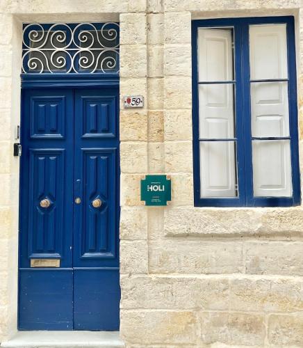 a blue door and a window on a building at Guesthouse Historical Palacinho de São Antonio in Birgu