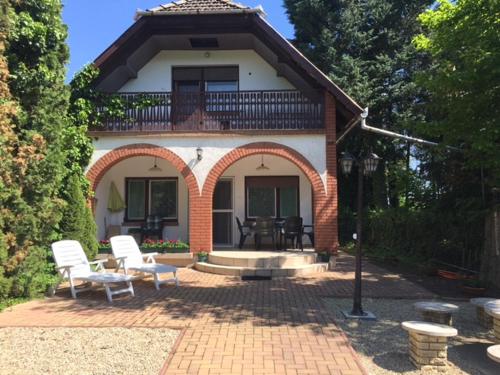 Cette maison dispose d'un balcon, de 2 chaises et d'une terrasse. dans l'établissement Csuka48 Apartman, à Szarvas