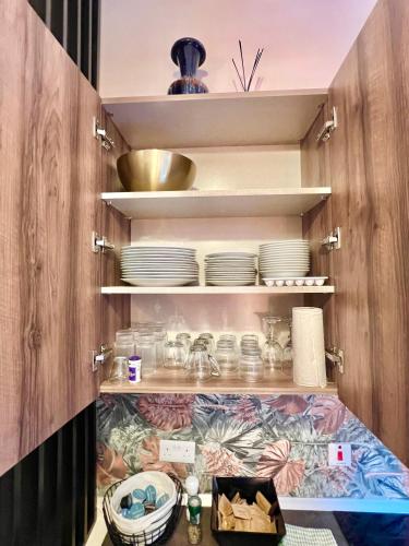 a kitchen with plates and bowls on shelves at Guesthouse Historical Palacinho de São Antonio in Birgu
