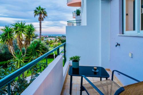 Sunrise Sea View Apartment Walk to Meia Praia