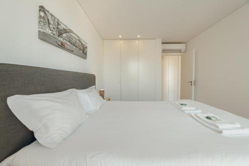 Downtown Bright Apartment With Balcony by Vacationy