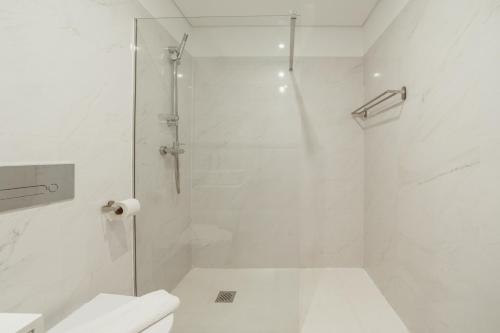 Downtown Bright Apartment With Balcony by Vacationy