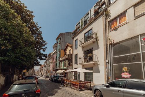 Downtown Bright Apartment With Balcony by Vacationy
