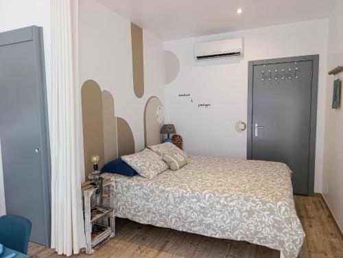a small bedroom with a bed and a door at Gîte CANTO AZUL in Casal da Carreira