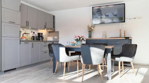 a kitchen with a dining room table and chairs at Dat Lütte Glück in Pruchten