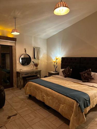 a bedroom with a large bed and two lights at LOFT Casa Bonita en Val'Quirico in Tlaxcala de Xicohténcatl
