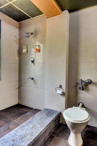 ein Badezimmer mit Toilette und Waschbecken in der Unterkunft MY Bizz Hotel Sapna in Pune