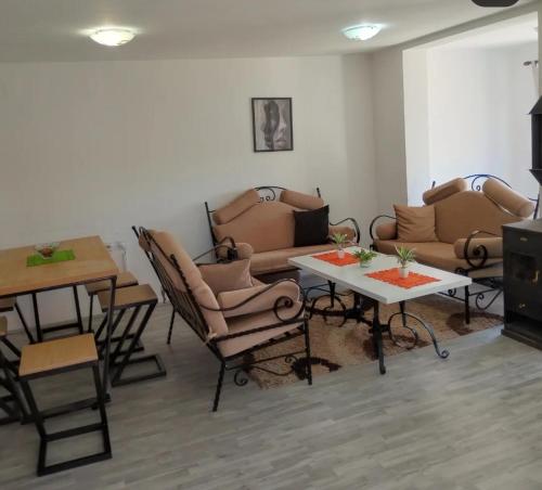 a living room filled with furniture and a table at Bovan vikendica za izdavanje in Jezero