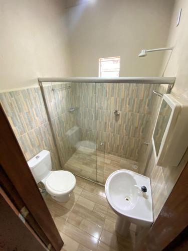 a bathroom with a toilet and a shower and a sink at Hospedaria Café Terra&Sabor in Palmeiras
