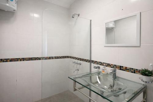 a bathroom with a glass sink and a mirror at Ana Rent Departamento Moderno, Equipado full ,en San Isidro punto medio Tigre River y Tecnopolis in Boulogne