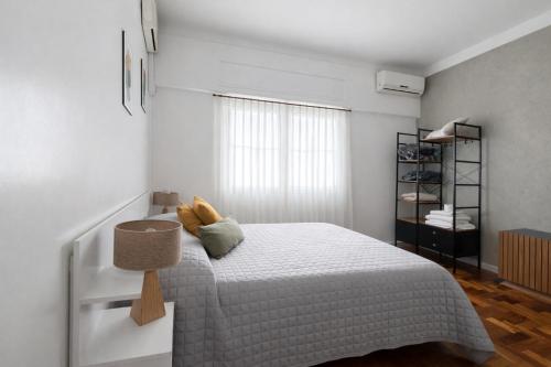a white bedroom with a bed and a window at Ana Rent Departamento Moderno, Equipado full ,en San Isidro punto medio Tigre River y Tecnopolis in Boulogne