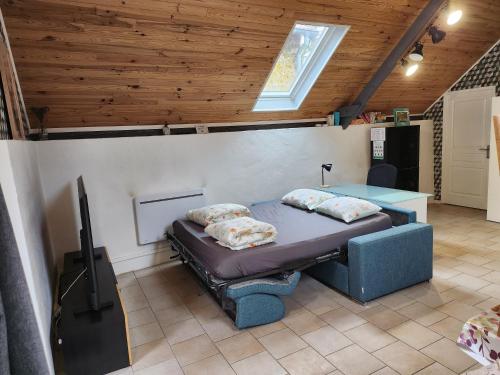 a bedroom with a bed and a table in a room at le nid du calice in Abreschviller