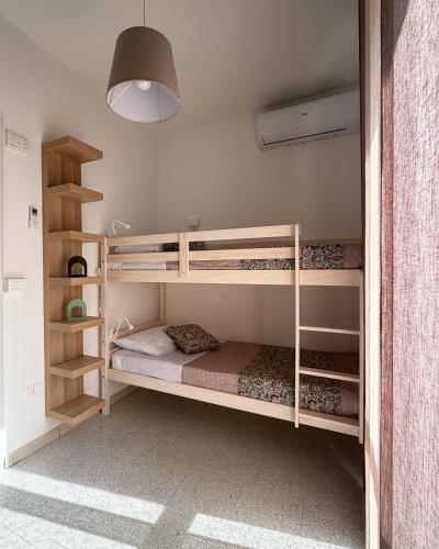a room with two bunk beds and a lamp at Cordi Casa Vacanze in Giulianova