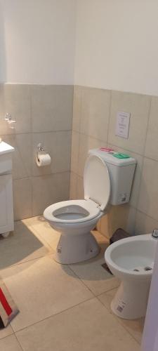 a bathroom with a toilet and a sink at San Jose Termas in Federación