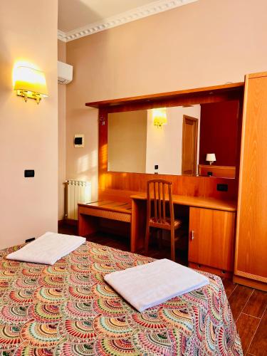 a room with two beds and a desk with a mirror at Beauty Rooms in Rome