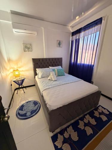 a bedroom with a large bed with a window at Marea Azul Guanacaste in Puerto Soley
