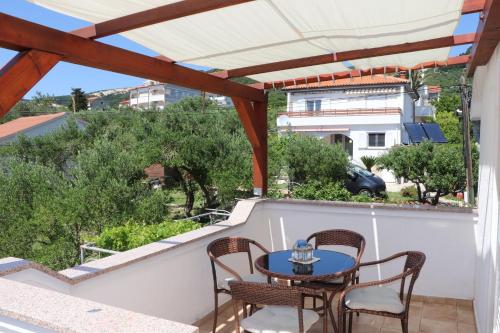 A 4 apartment with terrace garden and sea view